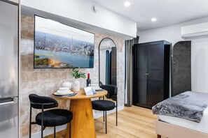 Iron/ironing board, free WiFi, bed sheets - The McCaul | Cozy Basement Studio in Heart of DT (Toronto)