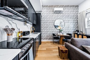 Kühlschrank, Mikrowelle, Ofen, Herdplatte