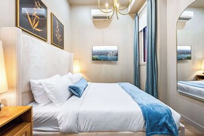 1 bedroom, iron/ironing board, free WiFi, bed sheets - The McCaul | Cozy Queen Suite w/ Laundry, in DT (Toronto)