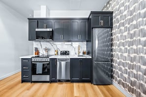 Kjøleskap, mikrobølgeovn, ovn og kokeplater