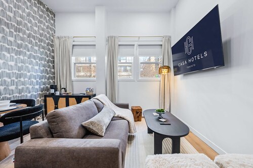 The McCaul | Cozy Queen Suite w/ Laundry, in DT