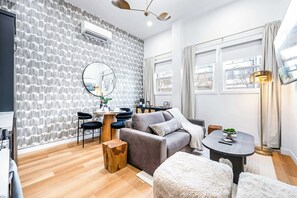 Smart TV - The McCaul | Cozy Queen Suite w/ Laundry, in DT (Toronto)