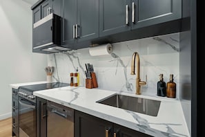 Frigorífico, microondas, horno y placa de cocina