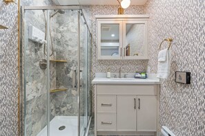 Shower, hair dryer, towels, soap - The McCaul | Brand New Group Suite, Heart of DT (Toronto)