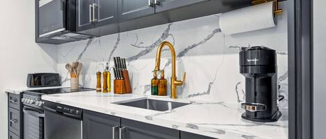 Refrigerador, microondas, horno y parrilla de estufa