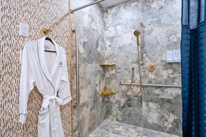 Dusche, Haartrockner, Handtücher, Seife
