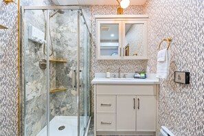 Douche, sèche-cheveux, serviettes fournies, savon