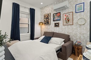2 bedrooms, iron/ironing board, free WiFi, bed sheets - The McCaul | Brand New Group Suite, Heart of DT (Toronto)