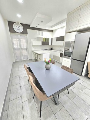 Dining - The perfect accommodation for Families, Friends or Couples near the Metro- (Napoli)