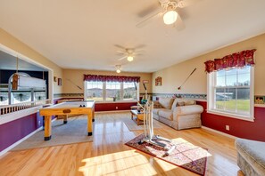 TV, fireplace