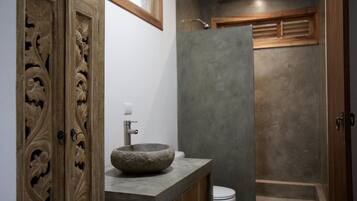 Double Room, 1 King Bed, Balcony, Partial Ocean View | Bathroom