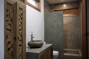 Doppelzimmer, 1 King-Bett, Balkon, eingeschränkter Meerblick | Badezimmer