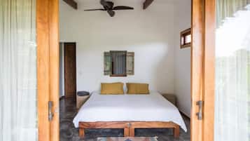 Kamar Double, 1 Tempat Tidur King, balkon, pemandangan laut sebagian | Wi-Fi gratis