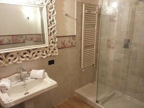 Suite, vue sur le jardin | Salle de bain | Douche, séchoir à cheveux, serviettes fournies, savon
