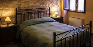 Escritorio, espacio para trabajar con laptop y wifi gratis 