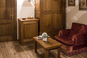 Escritorio, espacio para trabajar con laptop y wifi gratis 