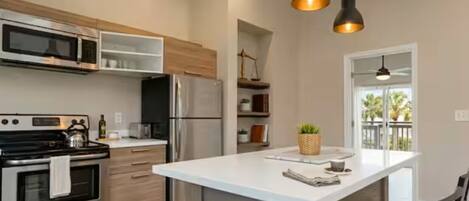 Mikrobølgeovn, kokeplater, kaffetrakter/tekoker og vannkoker