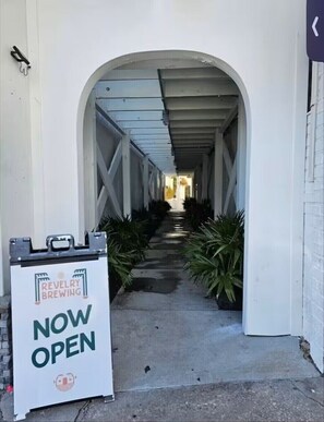 Property grounds - Palms Luxe Back- 1 Block from Beach on Center St (Folly Beach)