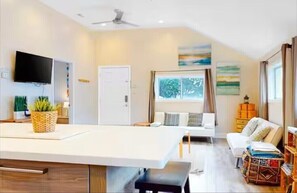 Smart TV - Palms Luxe Back- 1 Block from Beach on Center St (Folly Beach)