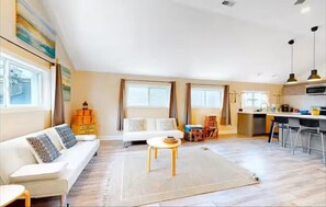 Smart TV - Palms Luxe Back- 1 Block from Beach on Center St (Folly Beach)