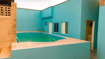 Außenpool, geöffnet von 07:30 Uhr bis 22:00 Uhr, Liegestühle