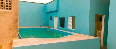 Außenpool, geöffnet von 07:30 Uhr bis 22:00 Uhr, Liegestühle