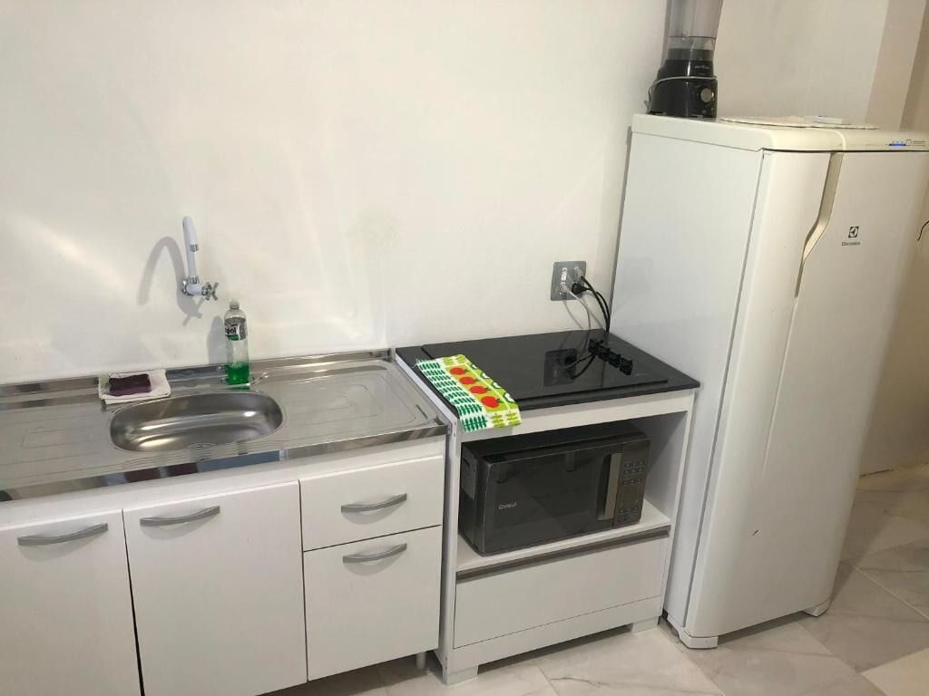 Lemari es, microwave, kompor, dan peralatan masak/sendok-piring