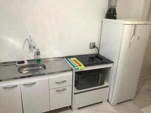 Een koelkast, een microgolfoven, een kookplaat