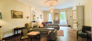 Televisión, chimenea, libros y oficina 