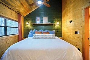 2 soverom, skrivebord, strykejern/-brett og reiseseng for barn