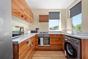 Private kitchen - Luxury 4-Bedroom House • Free Parking • Near Etihad Stadium & Co-op Live (Manchester)