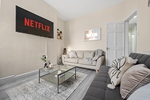 Smart TV - Luxury 4-Bedroom House • Free Parking • Near Etihad Stadium & Co-op Live (Manchester)