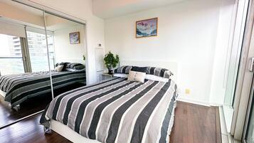 Ruang kerja ramah laptop dan setrika/meja setrika