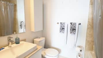 Articles de toilette gratuits, sĂšche-cheveux, serviettes fournies, savon