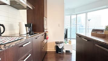 Grand réfrigérateur, micro-ondes, four, plaque de cuisson