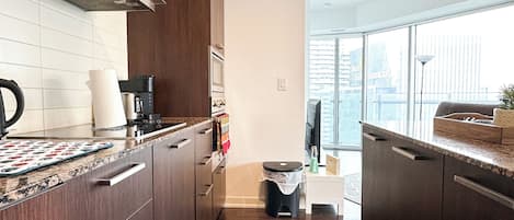 Full-size fridge, microwave, oven, stovetop