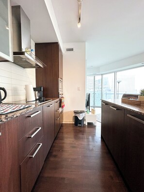 Full-size fridge, microwave, oven, stovetop - Comfy Lakeview Rogers Centre FreeParking (Toronto)
