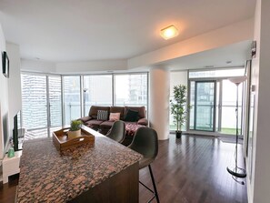 Living area - Comfy Lakeview Rogers Centre FreeParking (Toronto)