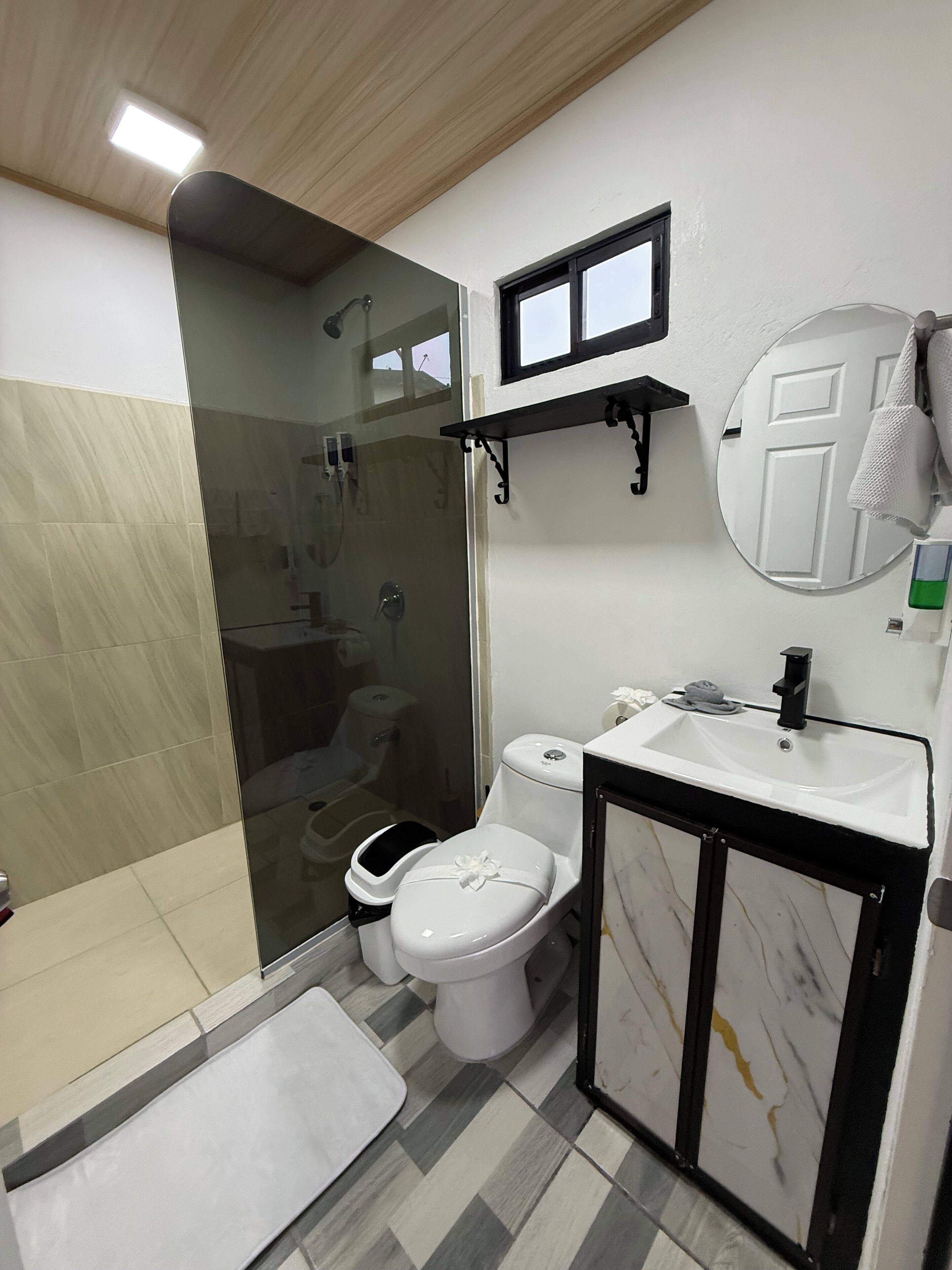 Een douche, een haardroger, handdoeken, zeep