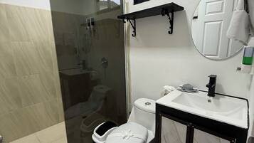 Een douche, een haardroger, handdoeken, zeep