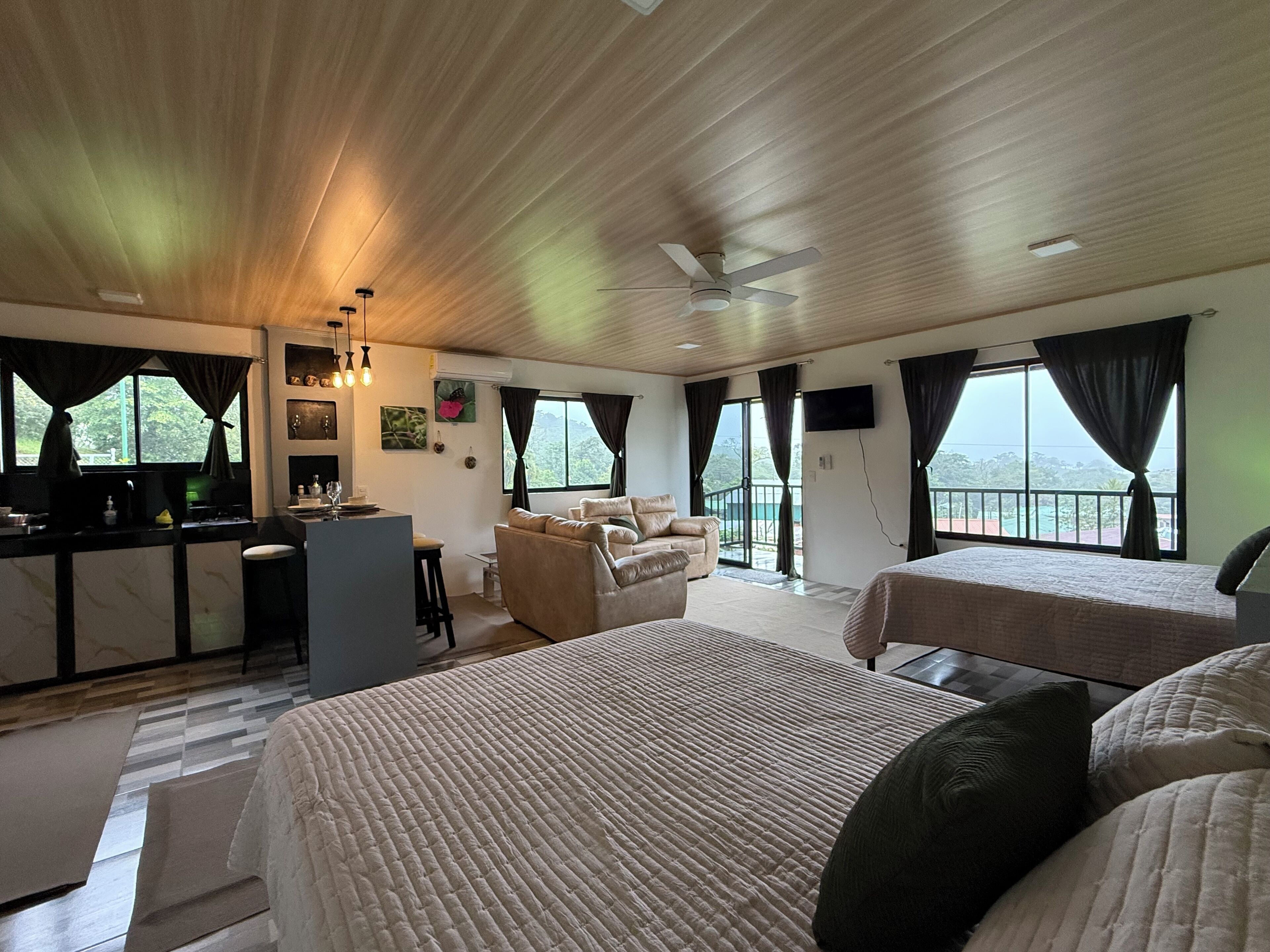 1 多间卧室、客房内保险箱、免费 WiFi、床单