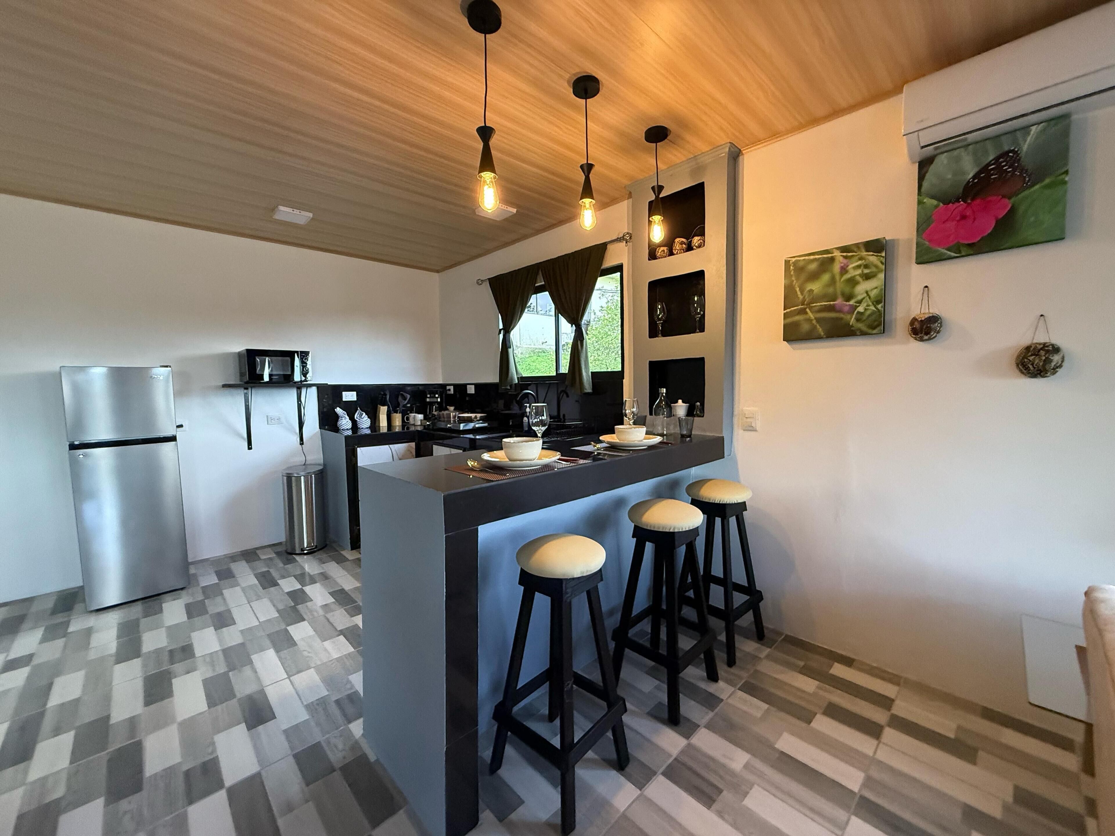 Réfrigérateur, micro-ondes, plaque de cuisson, cafetière/bouilloire