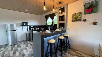 Réfrigérateur, micro-ondes, plaque de cuisson, cafetiÚre/bouilloire