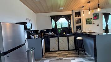 Refrigerador, microondas, parrilla de estufa y cafetera y tetera