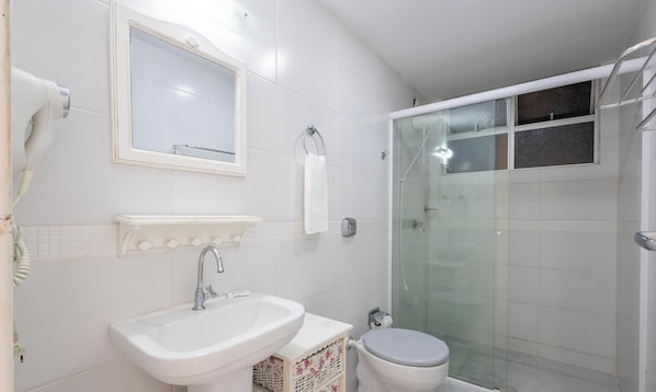 Basic Apartment | Bathroom - Apt in Center of Itapema 200m From the sea Ebm0122 (Itapema)