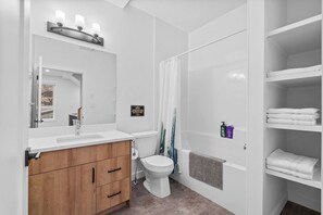 Apartment, 3 Bedrooms | Bathroom - Luxurious Large 3 Bedroom Loft Saskatchewan Drive (Edmonton)