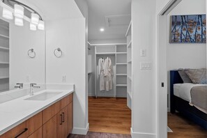 Apartment, 3 Bedrooms | 3 bedrooms - Luxurious Large 3 Bedroom Loft Saskatchewan Drive (Edmonton)