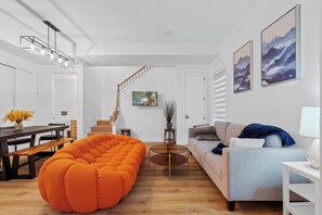 Living room - Luxurious Large 3 Bedroom Loft Saskatchewan Drive (Edmonton)