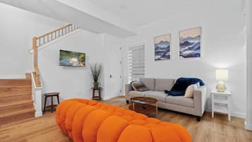 Apartment, 3 Bedrooms | Living room