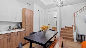 Apartment, 3 Bedrooms | Ruang makan